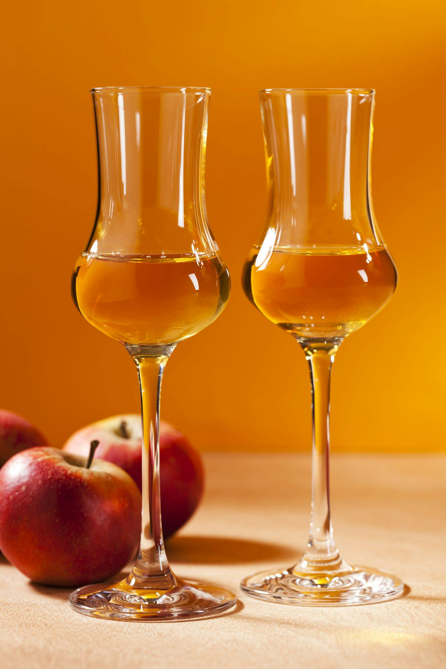Etter måltider med kraftig kost, kan det smake med en kaffe avec. Hva med å prøve calvados? calvados